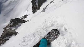Snowboarder filmer turen ned af bjerget
