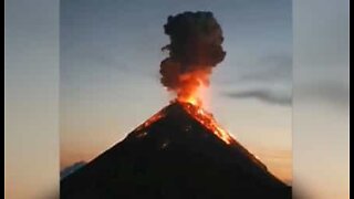 Turister camper nær et vulkanutbrudd i Guatemala