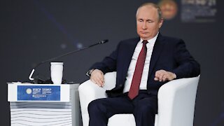 Putin Signs Law Banning 'Extremist' Groups From Elections