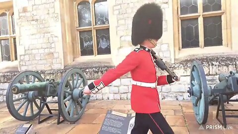 changing of the guards tower of london #toweroflondon