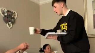 Hilarant : Ce jeune homme piège son beau-père avec une tasse à café