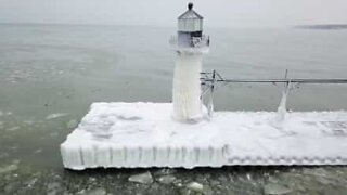 Le phare St Joseph, pris par le gel aux États-Unis