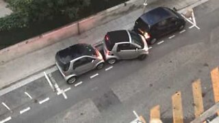 Smart parcheggiata nello spazio più stretto mai visto!