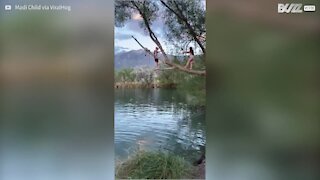 Jovem imita Tarzan e cai de chapa na água