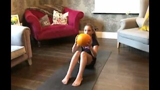 Como fazer exercício físico com uma abóbora de Halloween