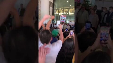 BOLSONARO levanta cartaz escrito GLOBO LIXO em sua passagem pelo aeroporto de Cascavel no Paraná