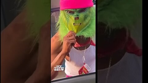 Heartbreaking Encounter at the Bus Stop: The Grinch's Plea to See His Son