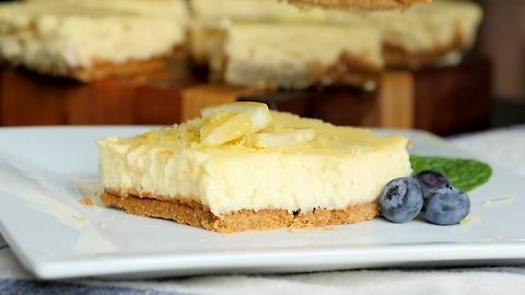 Healthy lemon cheesecake bars