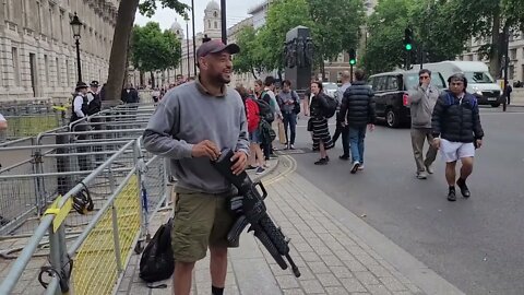 man attempts to wind up police with fake gun #metpolice