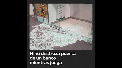 Niño rompe puerta de vidrio de un banco mientras jugaba