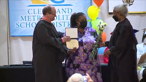 Cleveland Metropolitan School District gives Samaria Rice honorary diploma for Tamir