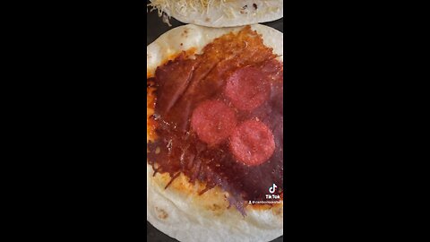 How to make pizza quesadillas