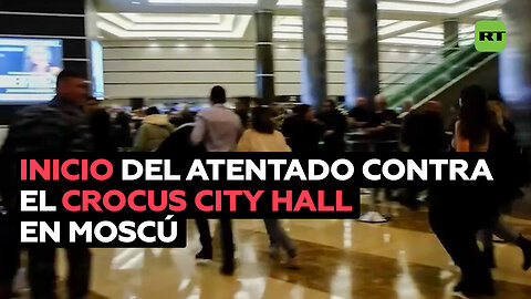 Momento en el que los terroristas irrumpen en el Crocus City Hall