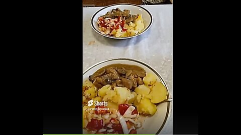 Popularny Polski obiad 🇵🇱 Kotlet schabowy z ziemniakami i surówką. Kruszynka zaprasza