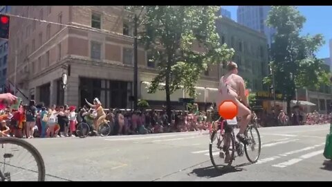 Fully Nude Bicyclists Flash Children at Seattle Pride Parade – Cops Say It’s Okay