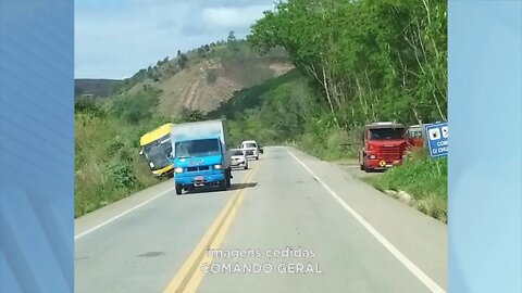 Acidente com ônibus deixa passageiros assustados na BR-381