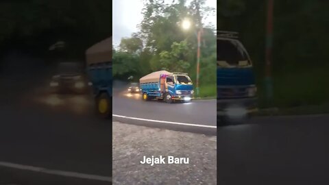 truk engkel di tanjakan tepung kanjut banjar