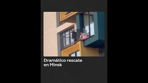 Rescatan a una mujer dormida en la cornisa de un edificio en Minsk