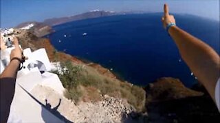 Un talento del parkour tra i tetti di Santorini