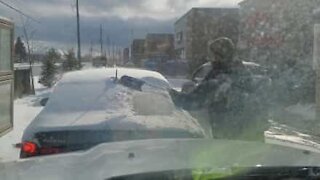 Extremely polite man clears snow off stranger's car