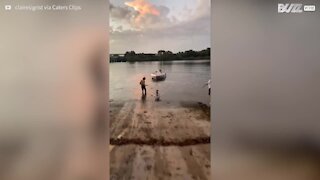 Un bateau à la dérive donne le tournis à ces jeunes filles!