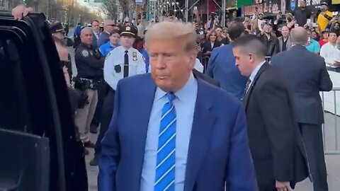 Trump Stops In His Tracks When He Sees NYPD Officers… "I Love You Guys! You Guys Are The Best!"