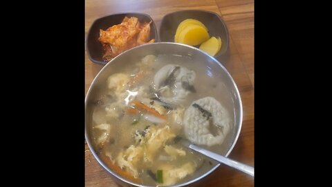 #food #cooking #cook (Tteok-mandu-guk) Rice cake with dumpling soup Korean style