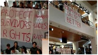 Tysta protester på Harvard mot Betsy DeVos