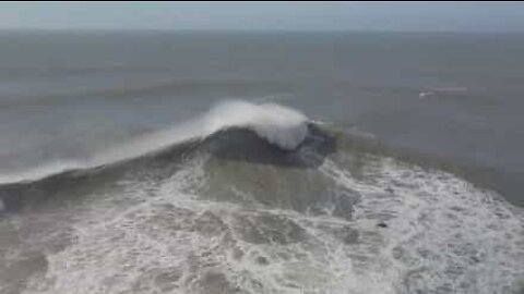 Drone fanger bilder av Nazarés enorme bølger