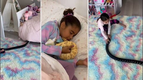 Little girl shows love for snakes and it’s astonishing to watch
