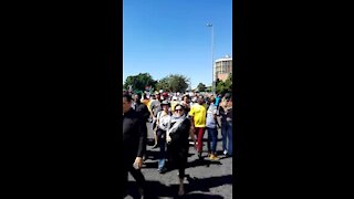UPDATE 1 - Thousands fill the streets of Cape Town to demand Zuma step down (kPq)