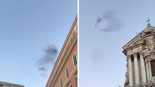 Birds fly in mesmerizing shape-shifting cloud formation