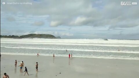 Banhistas em esplanada são surpreendidos por onda forte
