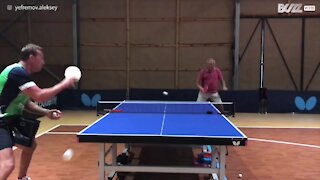 A 76 anni è invincibile a Ping-pong