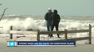 Strong winds and big waves on Honeymoon Island