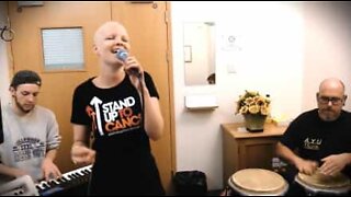 Jovem comemorou o último dia de quimioterapia cantando