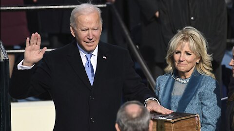 ¿Todo fue un MONTAJE? Dudosas ESCENAS de la TOMA DE POSESIÓN de Biden