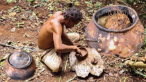 Primitive Technology: Technique Making Earthenware And Get Water From Tree In The Forest