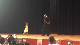 Regardez cette adorable performance de danse entre un père et sa fille
