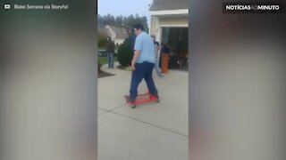 Homem improvisa skate e acaba com uma queda épica!