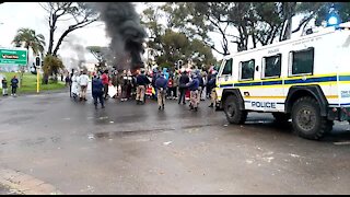 Cape Town total shutdown protest causes chaos on roads (6Bd)