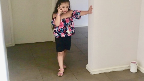 Dad secretly records young diva daughter pretending to be on the phone