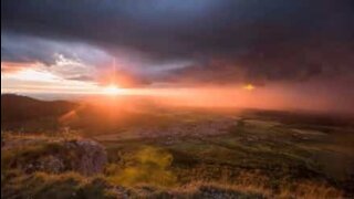 Tempestade e pôr do sol simultâneos criam cenário estonteante