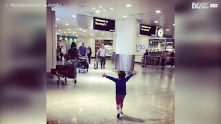 Bimbo va a prendere il padre in aeroporto, è pura felicità!