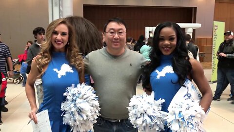 The Detroit Lions Cheerleaders wanted to meet Peter von Panda ;)