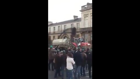 French #protestors blast president #Macron ‘s house with horse poo canons