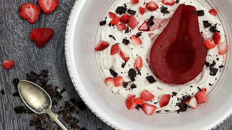 Rote Birne mit Limettencreme