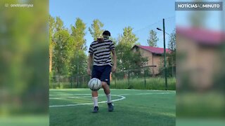 Jovem partilha a sua habilidade com a bola de futebol