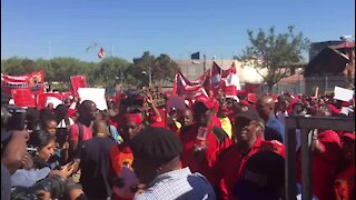 Protesters at Saftu march mock President Ramaphosa (bvA)
