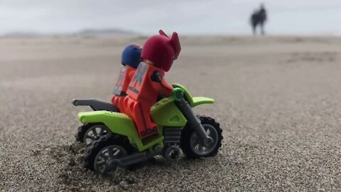 LEGO Beach Race (Outdoor Stop-Motion Brickfilm)